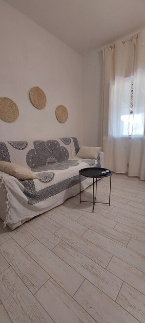 Televisor, futbolí i taula de tennis de taula 