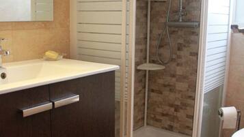 Douche, sĂšche-cheveux, serviettes fournies