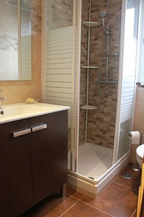 Douche, sĂšche-cheveux, serviettes fournies