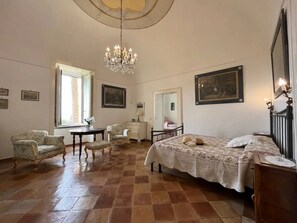 3 bedrooms, in-room safe, iron/ironing board, free WiFi