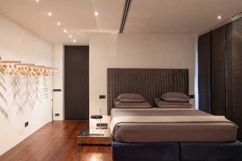 ロイヤルパレスビハインドロイヤルアパートメント