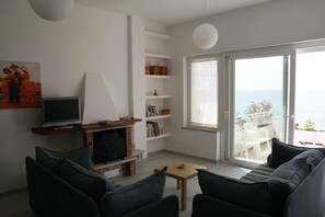 Televisión, chimenea y estéreo 