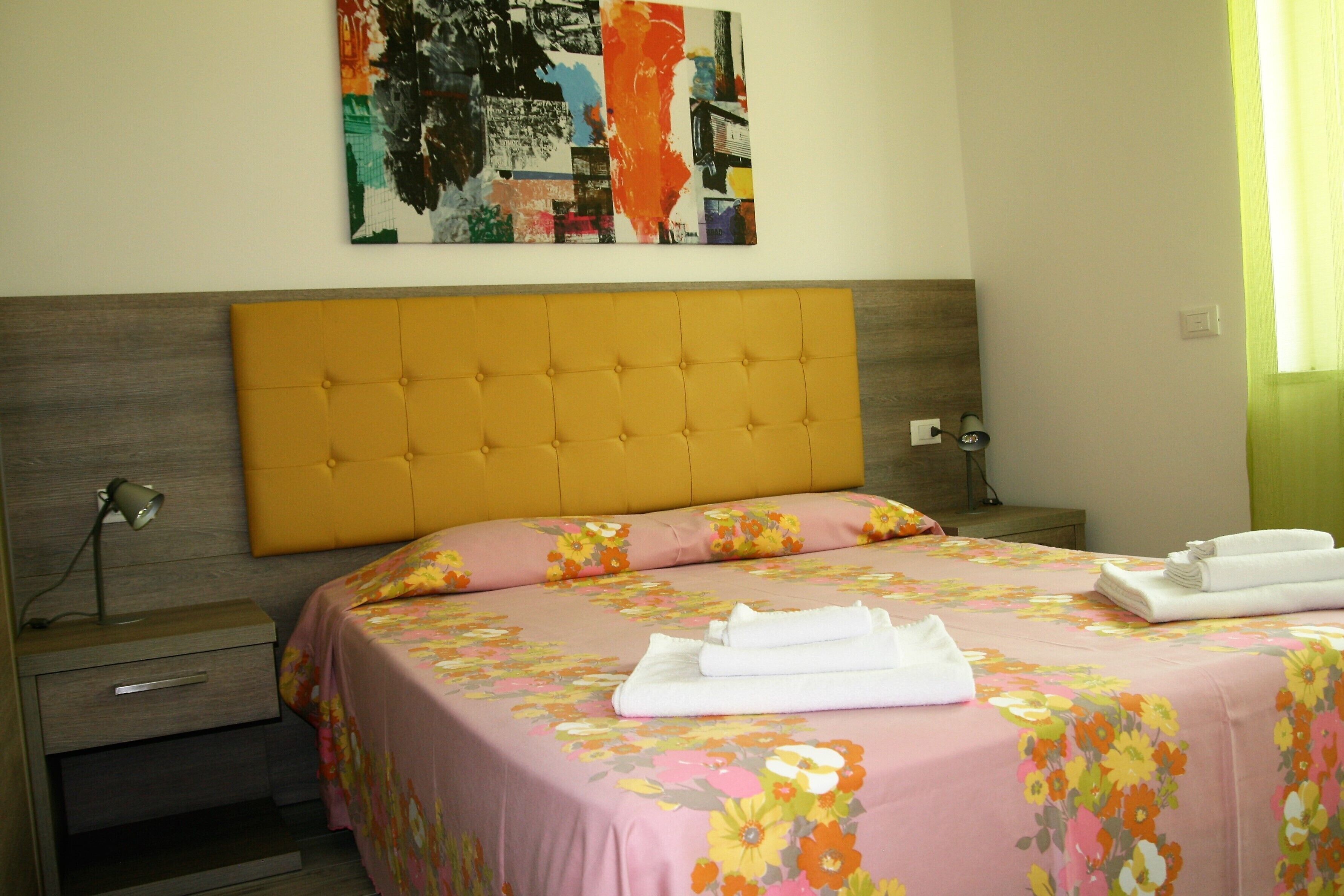 3 chambres, coffres-forts dans les chambres, fer et planche à repasser