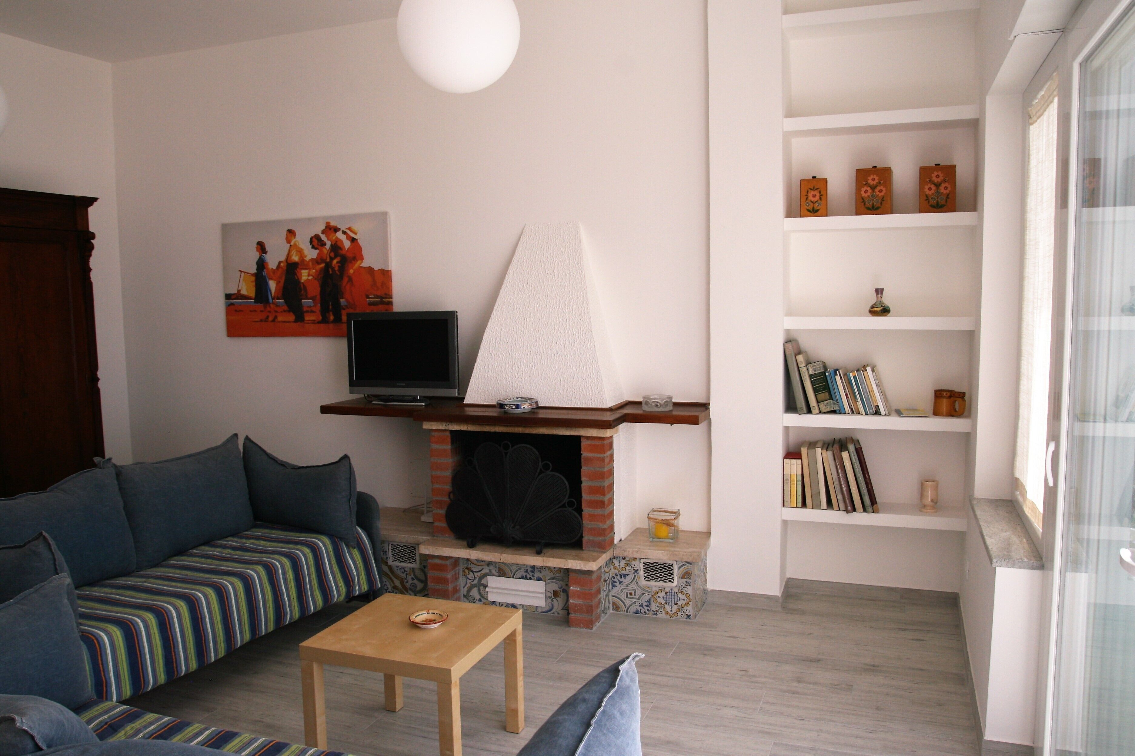 Fernseher, Kamin, Stereoanlage