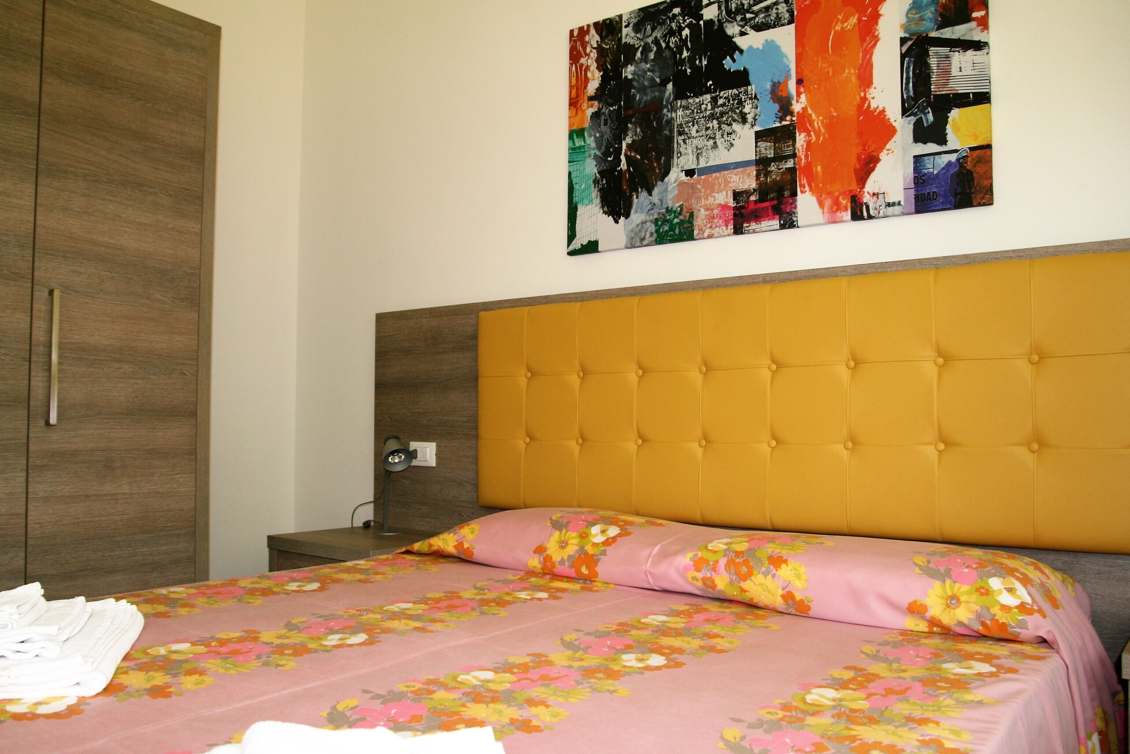 3 chambres, coffres-forts dans les chambres, fer et planche à repasser