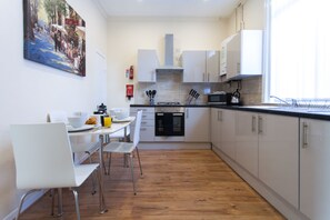 Casa de ciudad, 2 habitaciones | Cocina privada | Refrigerador, microondas, horno y parrilla de estufa