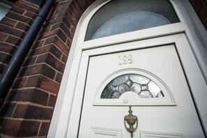 Entrada al alojamiento