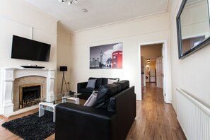 Una televisión de pantalla plana