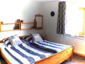 2 habitaciones, tabla de planchar con plancha, cuna de viaje y wifi 