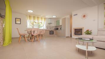 Een televisie, een open haard, een tafeltennistafel en boeken