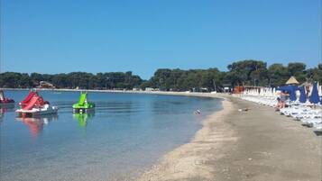 Vlak bij het strand, ligstoelen aan het strand