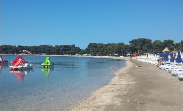 Playa en los alrededores y camastros 