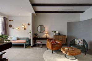 静怡私汤大床套房 | 起居区 | 平板电视、玩具、加热地板