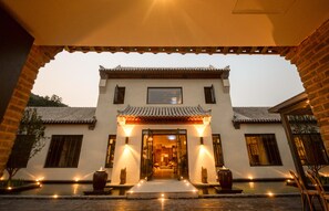 Fachada de la propiedad por la tarde o noche