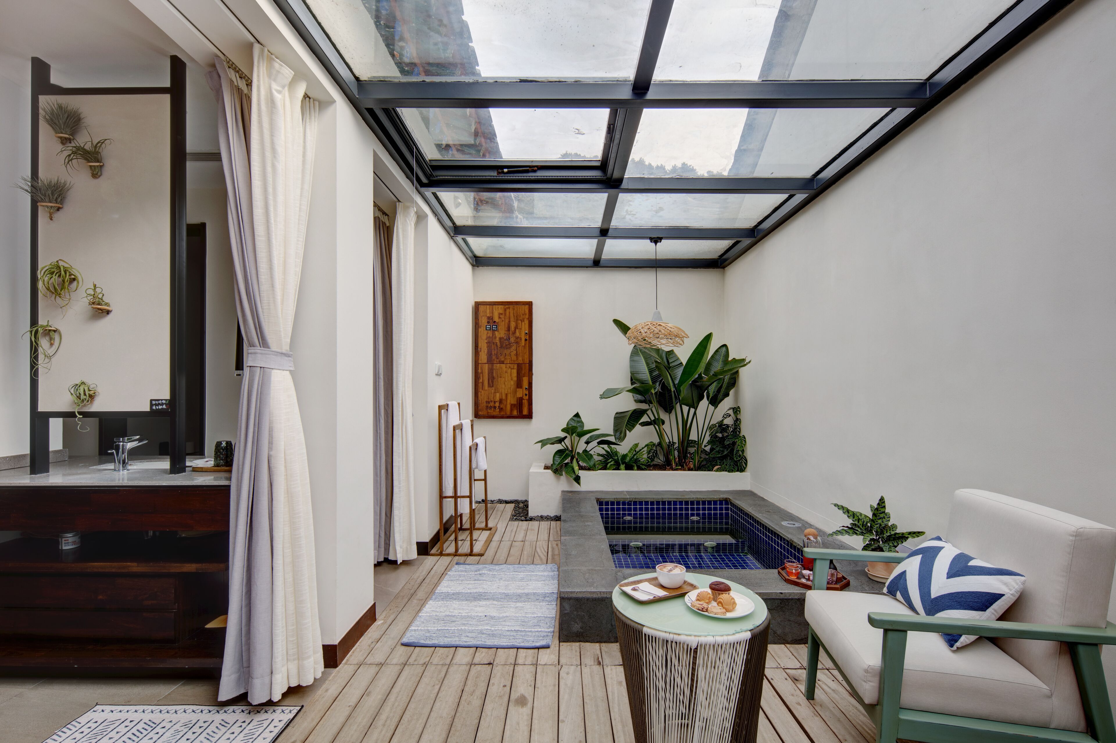 Deluxe Double Room | In-room safe, individually decorated, individually furnished, desk