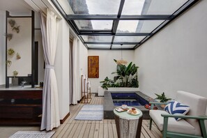 Caja de seguridad en la habitación y decoración personalizada