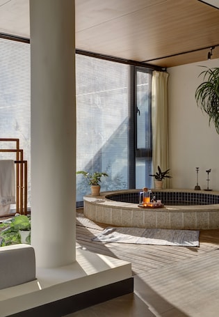 Superior Suite, 2 Bedrooms, Refrigerator | Deep soaking bathtub