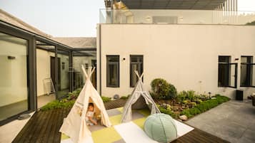 Children’s play area – outdoor