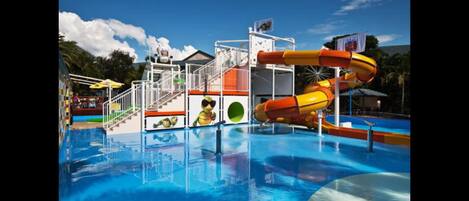 4 outdoor pools, open 7 AM to 9 PM, sun loungers