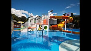 4 outdoor pools, open 7 AM to 9 PM, pool loungers - Gold Coast Family Apartment (Mermaid Beach)