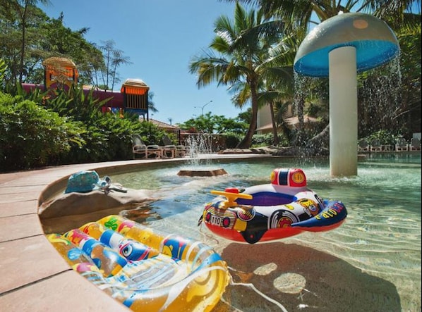 4 piscinas externas, funciona das 7h às 21h, espreguiçadeiras