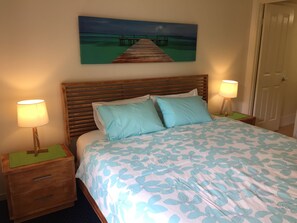 Apartamento superior, 2 quartos, 2 banheiros, vista para o jardim | 1 quarto, cofres nos quartos, ferros/tábuas de passar roupa