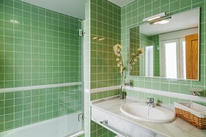 Bathtub, towels - Duplex Tejar D, Pool, Family-Only Accommodation (Conil de la Frontera)