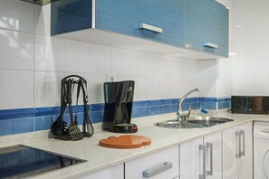 Réfrigérateur, micro-ondes, plaque de cuisson, cafetière/bouilloire
