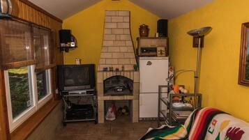 Fernseher, Kamin, DVD-Player, Tischfußball