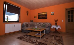 Fernseher, Kamin, DVD-Player, Tischfußball