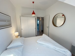 4 bedrooms, iron/ironing board, free WiFi