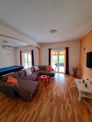Fernseher, Kamin, Tischfußball
