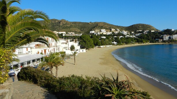 A coastal town with a sandy beach, white buildings, and a clear blue sky. - The Calm And The View For 4 to 5 People (Rosas)