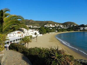 Beach nearby, sun-loungers, beach towels