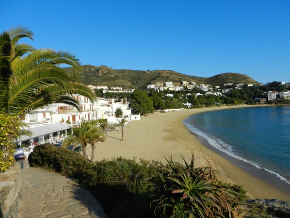 Playa en los alrededores, camastros y toallas de playa 