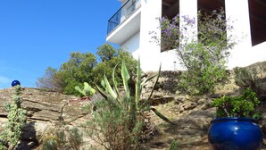 A building with a balcony, surrounded by cacti and desert plants. - The Calm And The View For 4 to 5 People (Rosas)
