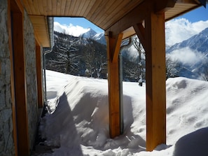 Experience breathtaking mountain vistas from this cozy lodge's scenic vantage point.