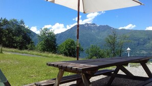 Outdoor dining - House typical Pyrenean stone and wood Nice view Full sun (Artalens-Souin)