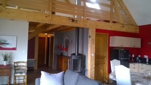 TV, peis, DVD-spiller og bøker