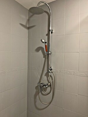 Shower, hair dryer, towels, soap - Charming F2 Pôle Thermal et Touristique d'Amnéville (Amnéville)