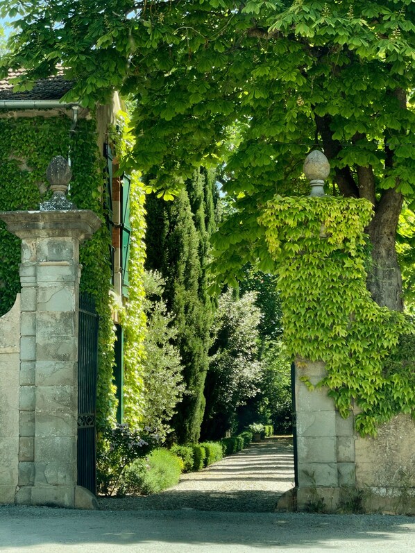 Property grounds - Rare. An oasis of freshness at the gates of Carcassonne pool and shaded park.
(Montlaur)