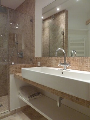 Dusche, Haartrockner, Handtücher
