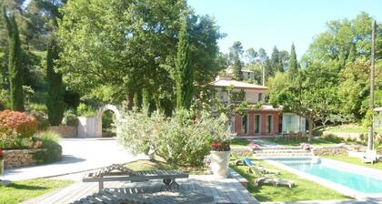 Very beautiful house with character in a quiet pool in lush greenery