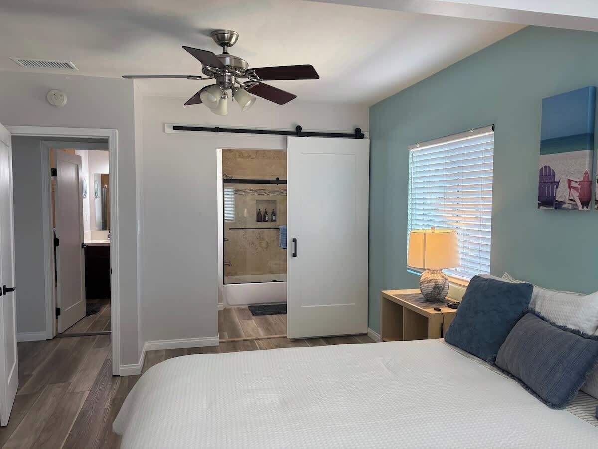 5 bedrooms, desk, iron/ironing board, travel crib