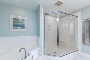 Bathtub, towels - Waterscape A325-Cozy Beachfront 2 BR + Bunk! 3rd Floor Beach Retreat! (Fort Walton Beach)