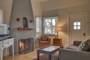 TV, fireplace, Netflix, DVD player - Darling home walking distance to downtown! (Prescott)