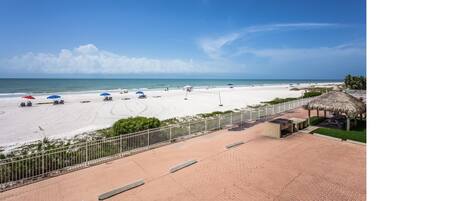 Sur la plage, chaise longue