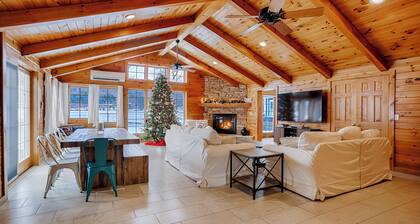 Lakeside Solace: Luxury Family Retreat!