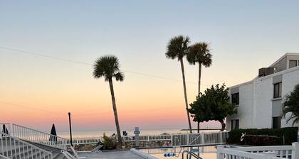 Steps From Heated Pool And Ocean. 2 Bedroom Two Bath. Ground Floor