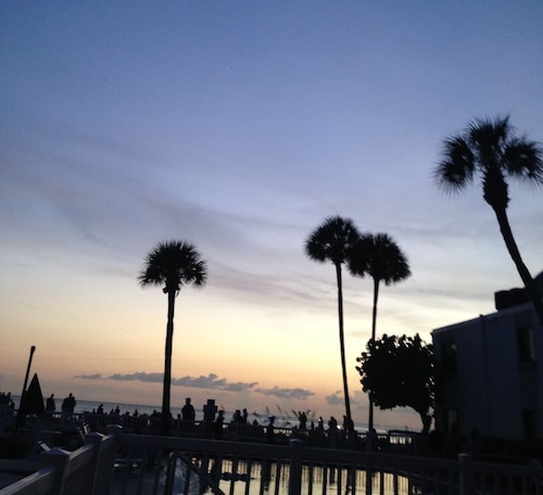 Askeleen päässä lämmitetty uima-ja Ocean. 2 makuuhuoneen kaksi kylpy. Maantaso